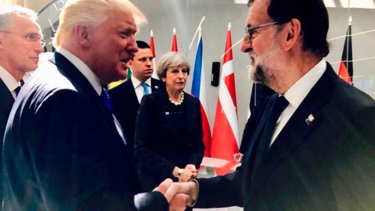 Donald Trump y Mariano Rajoy se saludan en una cumbre de la OTAN