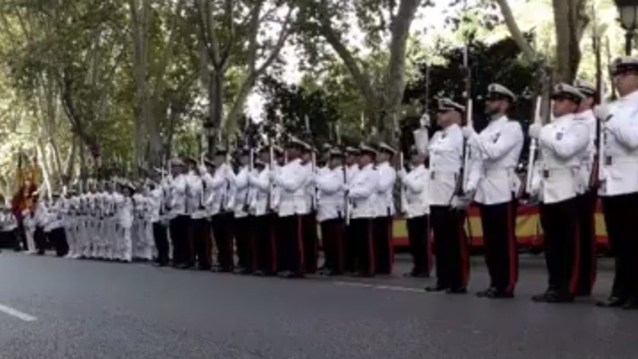 Militares de la Armada presentan armas en una jura de bandera en Madrid.