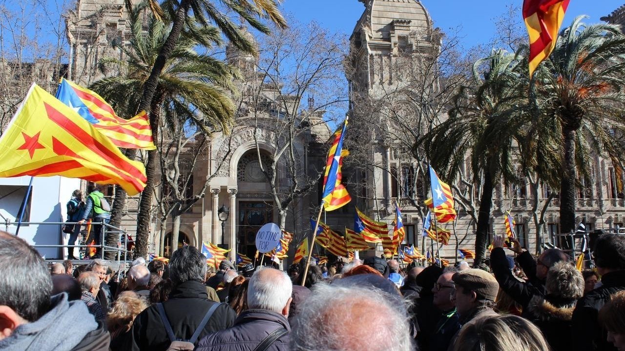 Concentración independentista ante el Tribunal Superior de Justicia de Cataluña.