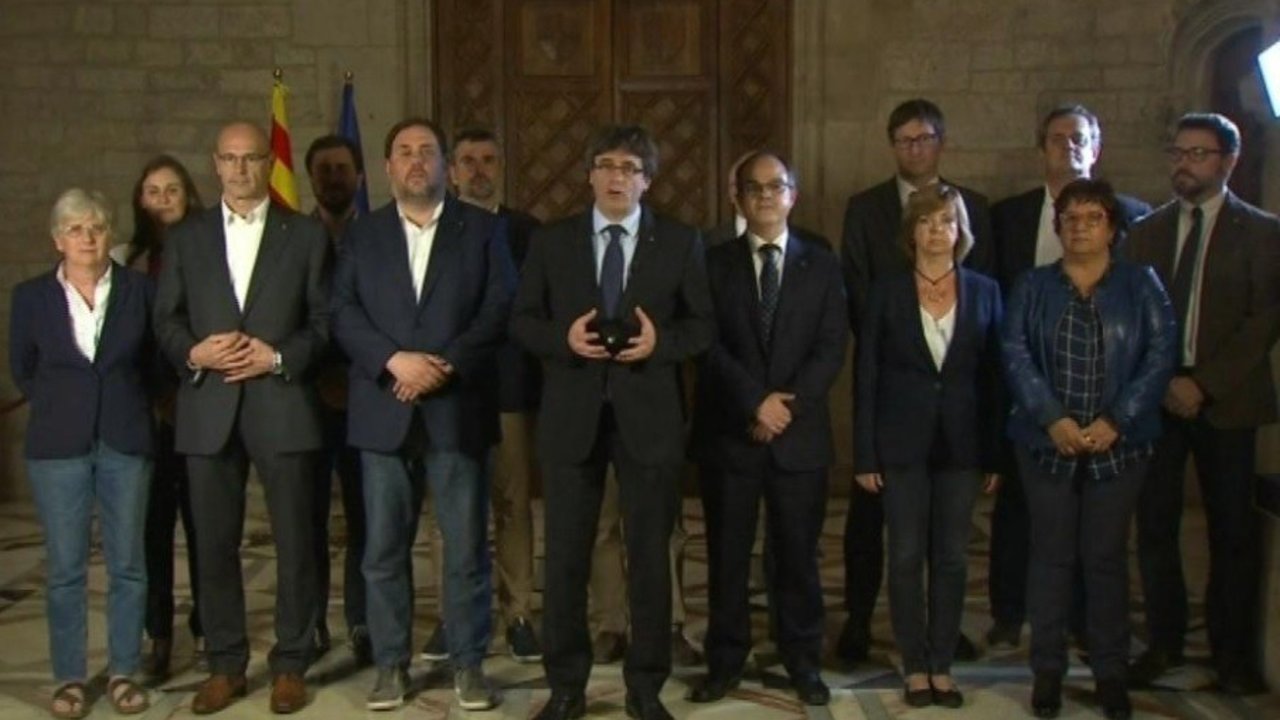 Puigdemont comparece con su gobierno tras el 1-O.