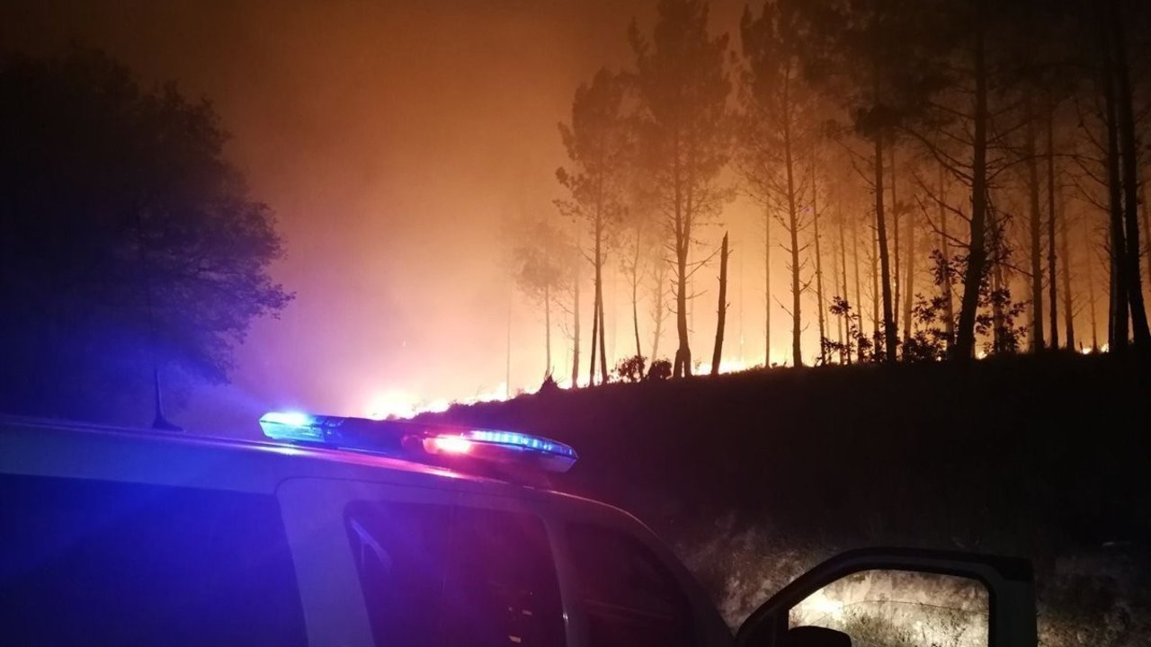 La Guardia Civil en un incendio en Galicia.