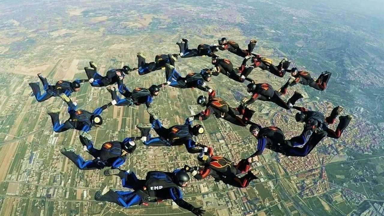 Un salto en formación de la Patrulla Acrobática de Paracaidismo.