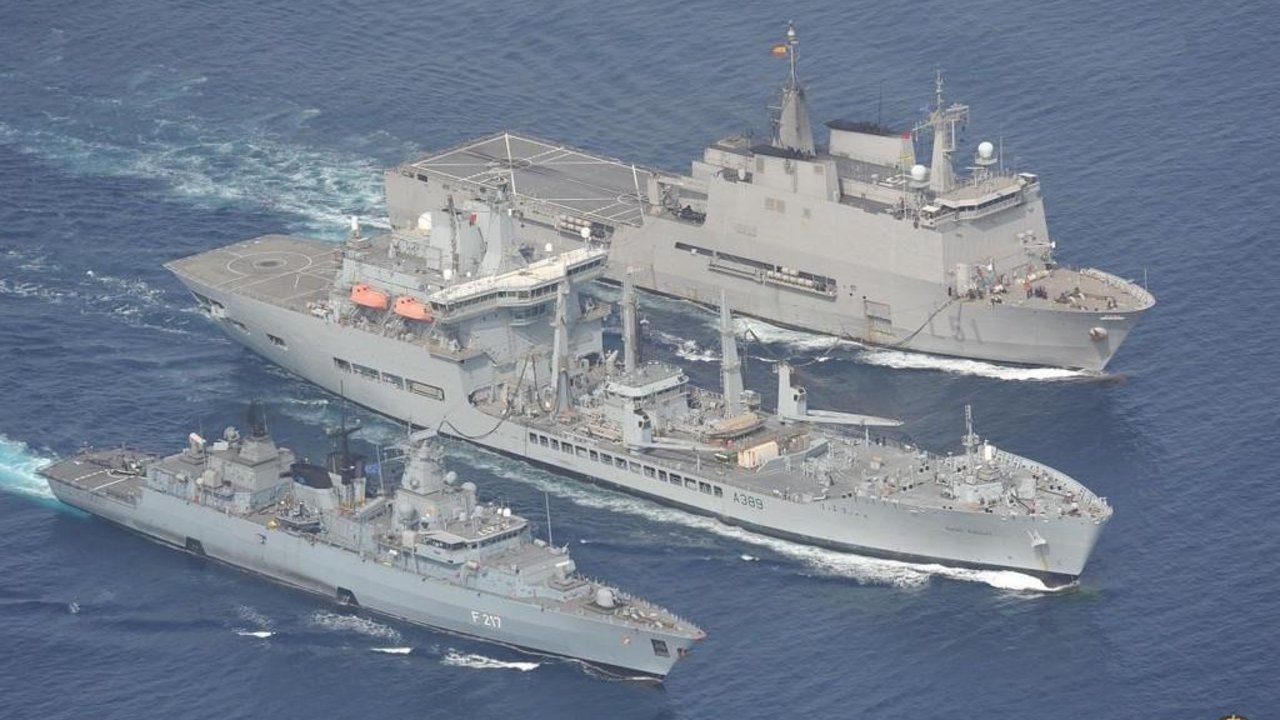 El buque  L-51 &#39;Galicia&#39; junto a otras unidades de la Operación Atalanta.