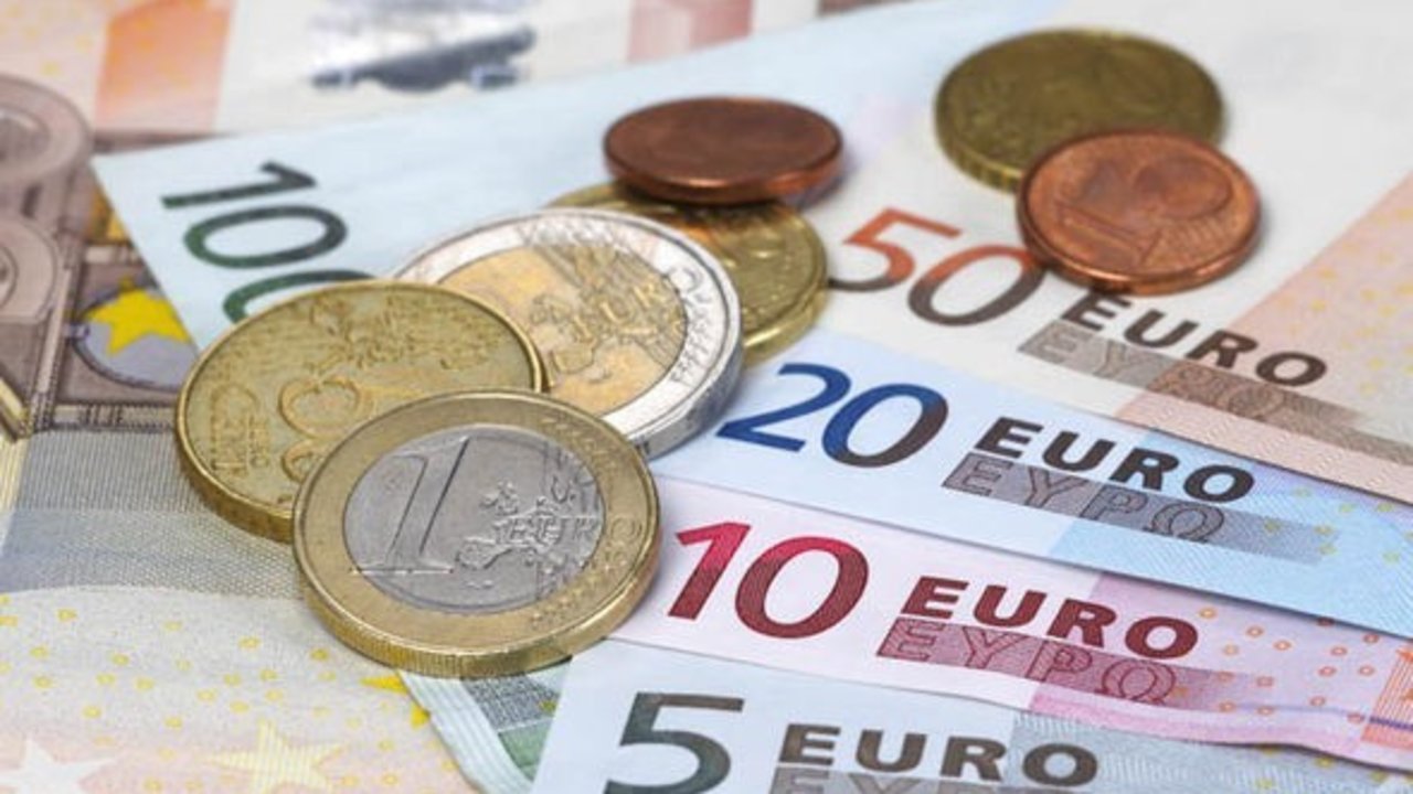 Monedas y billetes de euro.