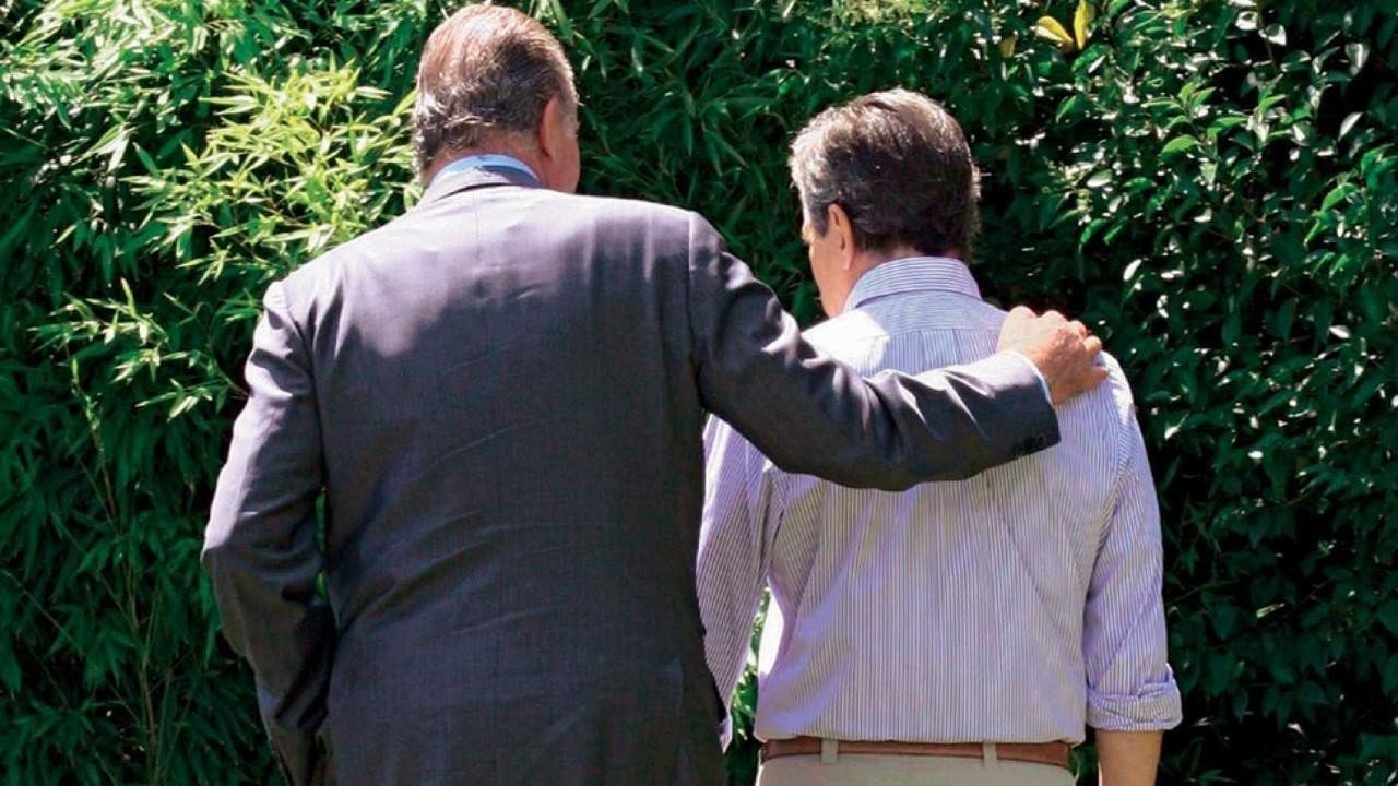El rey Juan Carlos y Adolfo Suárez, en el jardín de la la casa del fallecido presidente del Gobierno.