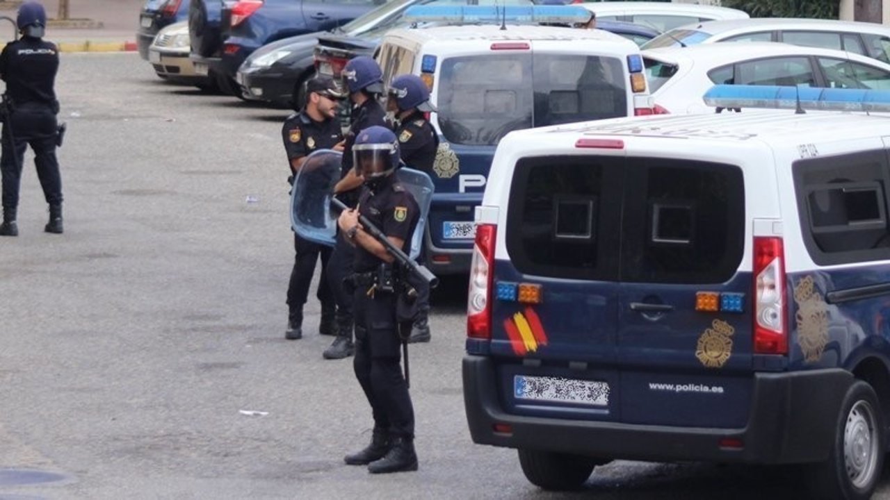 Efectivos de la Policía Nacional en Algeciras.