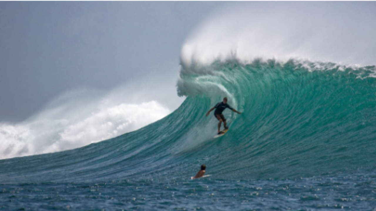 Un hombre haciendo surf