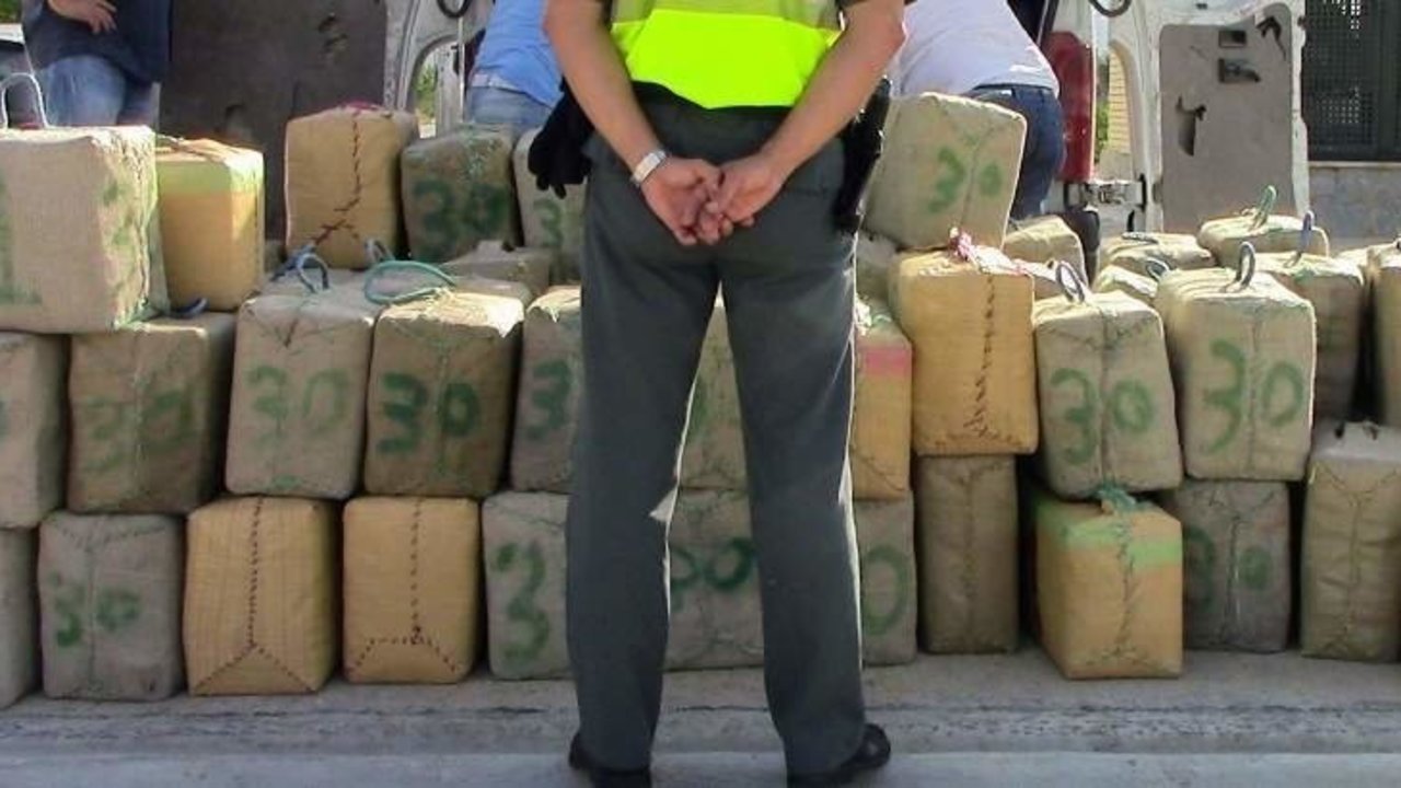 Agentes de la Guardia Civil ante un cargamento de droga incautado.