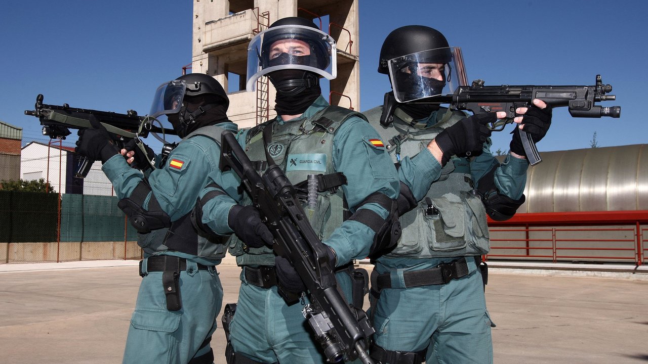 Guardias Civiles provistos de dos MP5 y un G36.