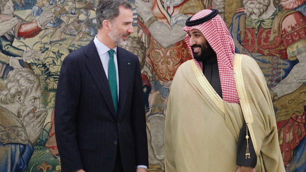 El rey Felipe VI con Mohamed Bin Salman, príncipe heredero saudí, durante la visita de este año en donde quedó cerrada la venta de corbetas de Navantia.
