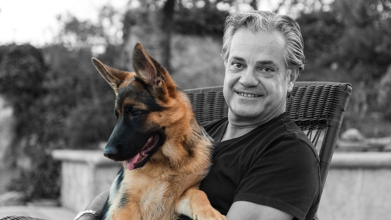 Marcos De Quinto es un hombre global con capital en Torrelodones. En la imagen, junto a uno de sus cachorros en la terraza de su casa. Álvaro García Fuentes (@alvarogafu)