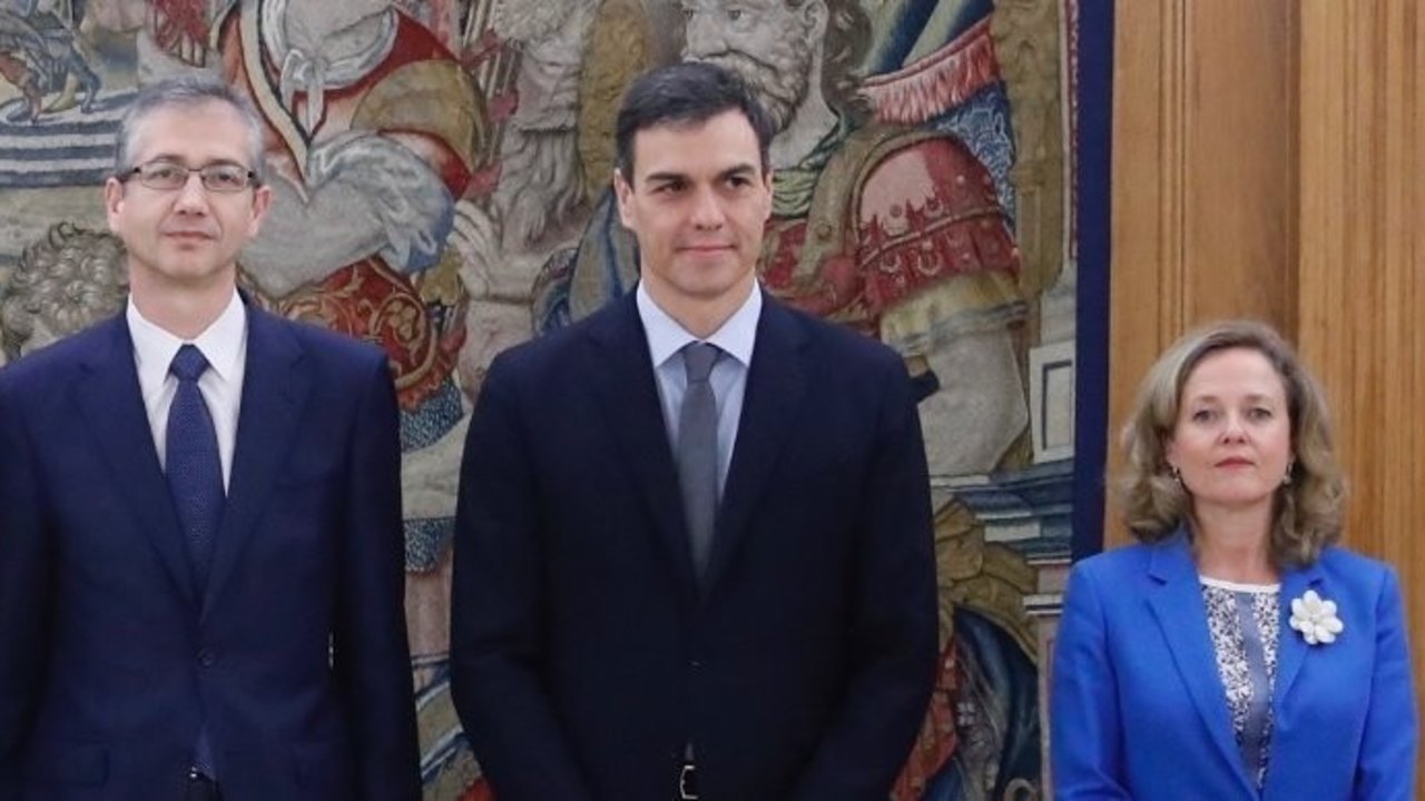 Pablo Hernández de Cos, Pedro Sánchez y Nadia Calviño.