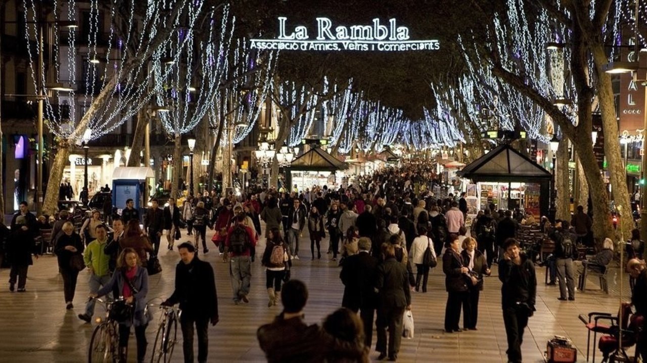 La Rambla de Barcelona, con decoración de Navidad.