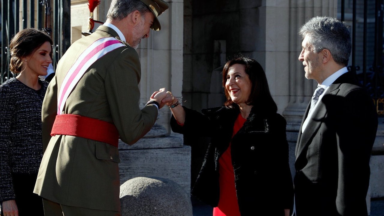Margarita Robles saluda a Felipe VI antes del acto de la Pascua Militar.
