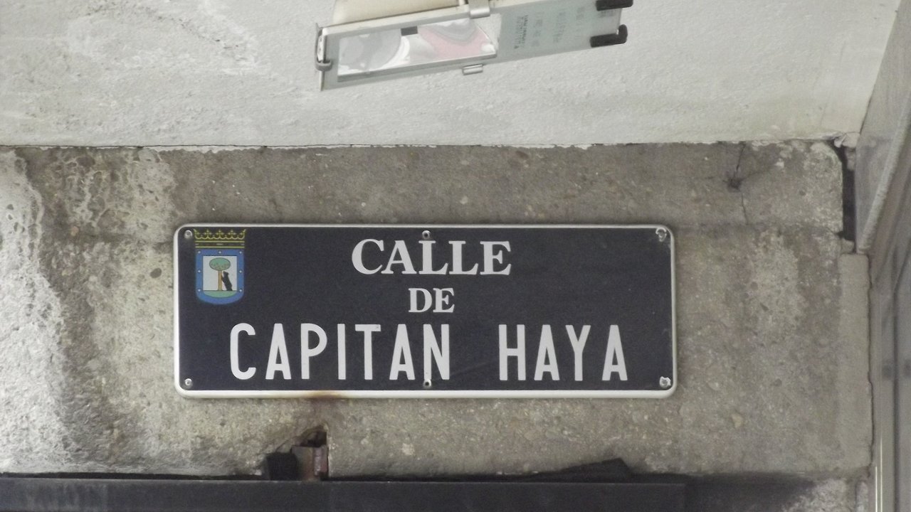 Placa de la calle Capitán Haya.