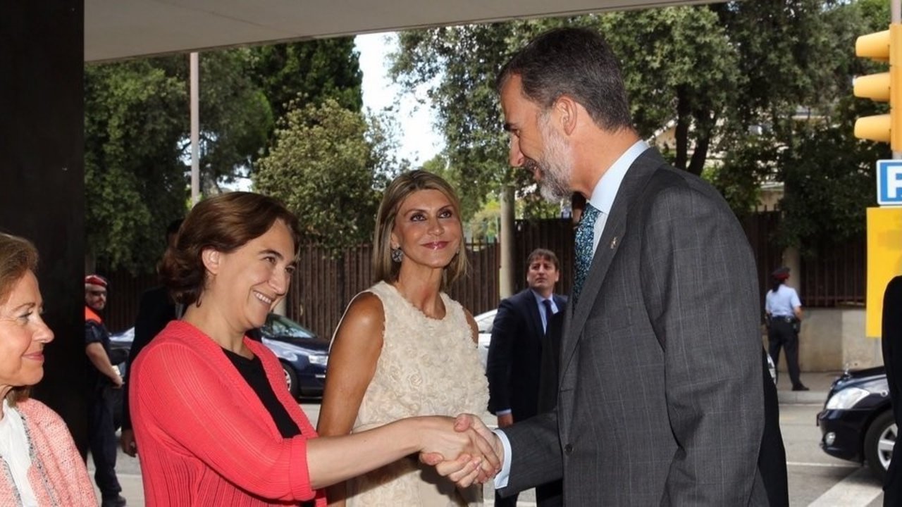 Ada Colau saluda a Felipe VI en un acto en Barcelona.