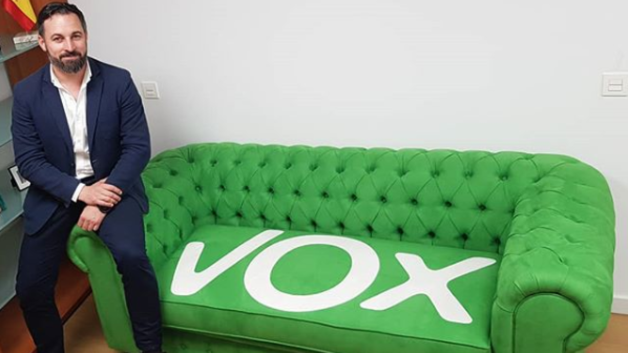 Santiago Abascal con un sofá, tipo chester, en la sede de Vox.