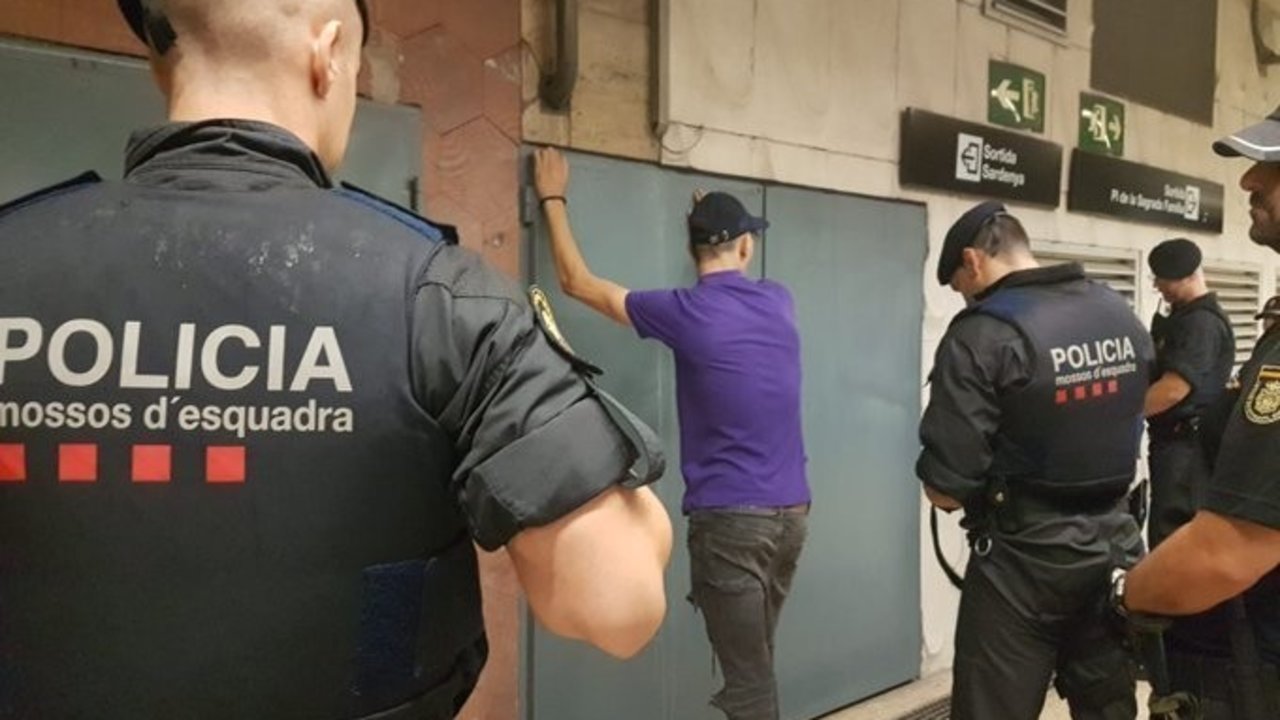 Varios mossos identifican a un carterista en Barcelona.
