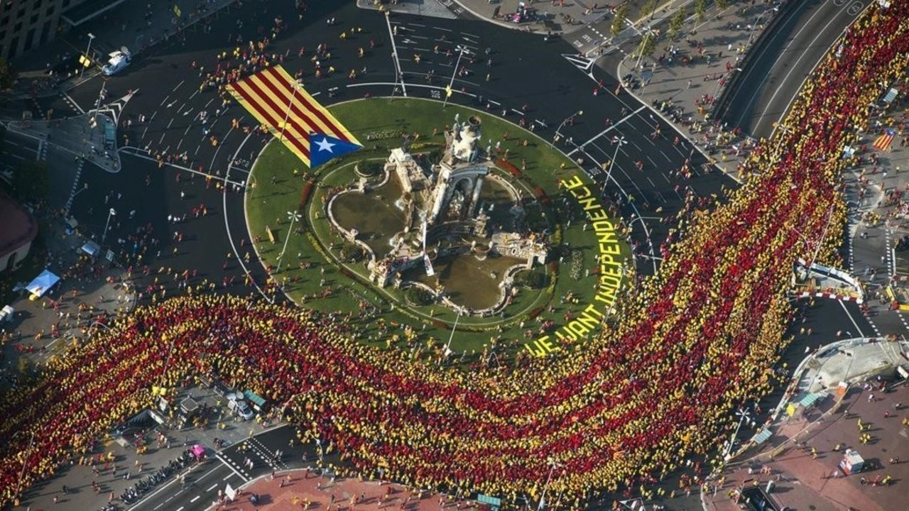 Imagen aérea de la Plaza de España de Barcelona en la diada del 2014