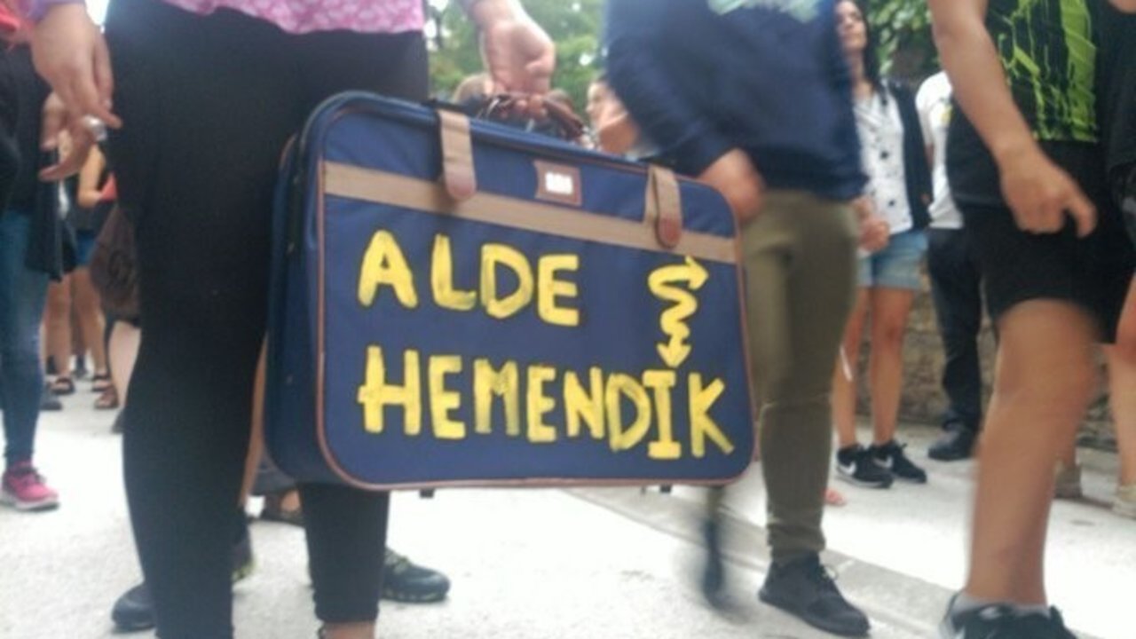 Maletas en una manifestación de la campaña Alde Hemendik.