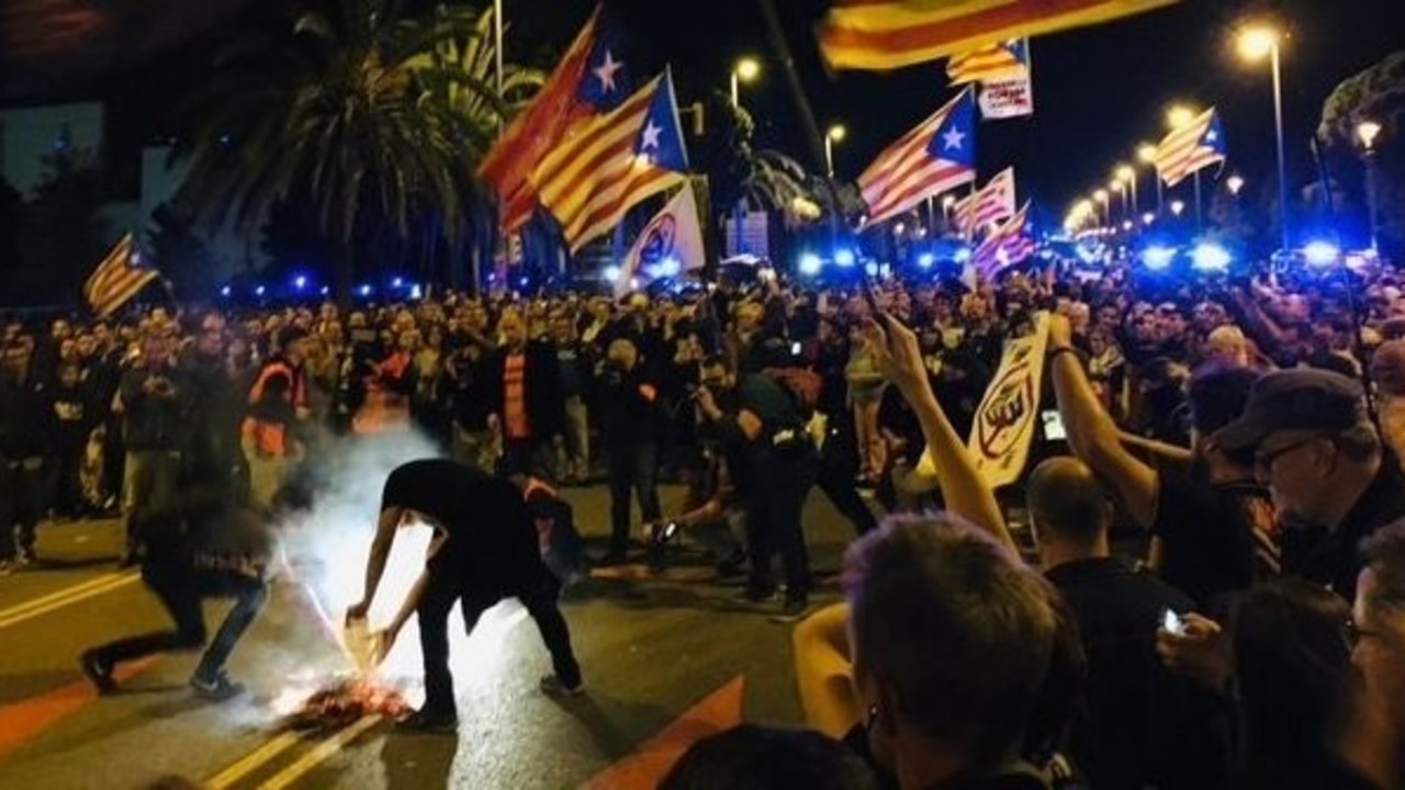 Concentración de los CDR ante el Palau de Congresos de Barcelona.