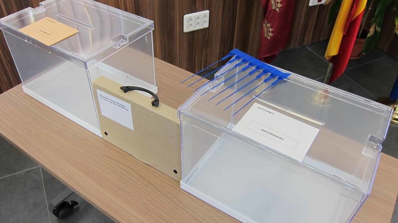 Urnas de votación en un colegio electoral