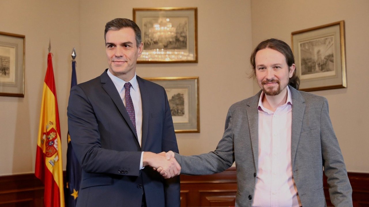 Pedro Sánchez y Pablo Iglesias tras firmar el acuerdo para un Gobierno de coalición