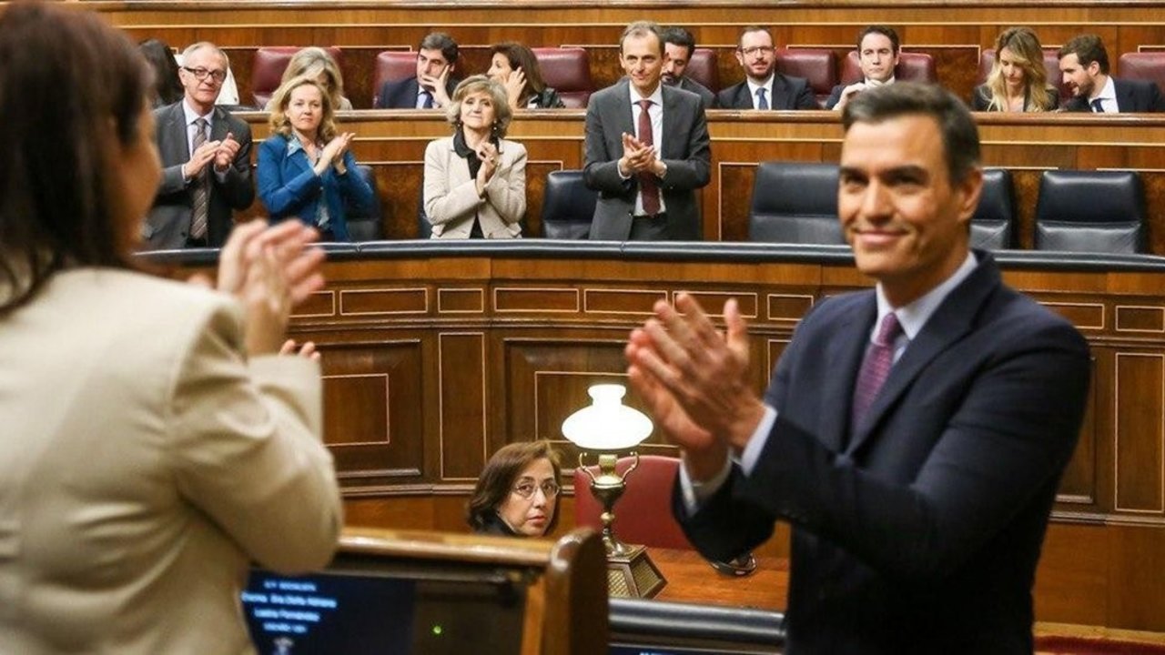 Pedro Sánchez aplaude hacia la bancada socialista en el Congreso.