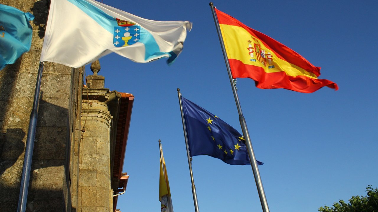 Banderas de Galicia, España, la Unión Europea y el Vaticano.