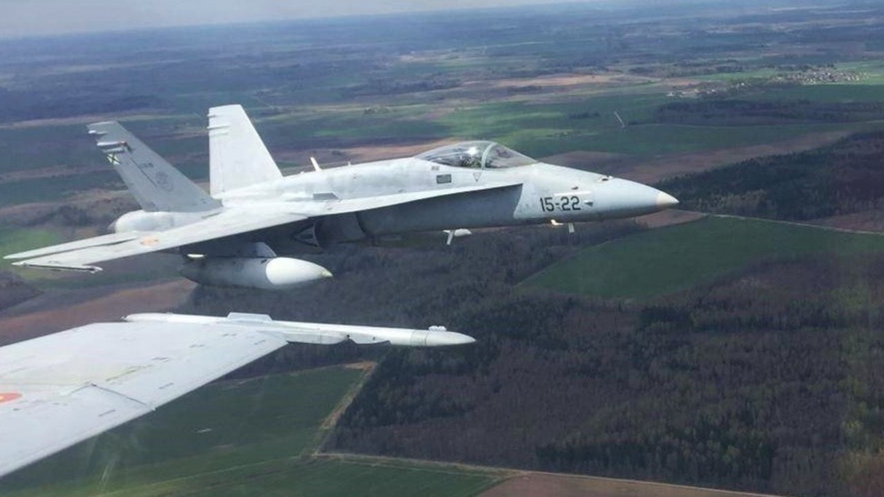 F-18 españoles vuelan sobre Lituania.