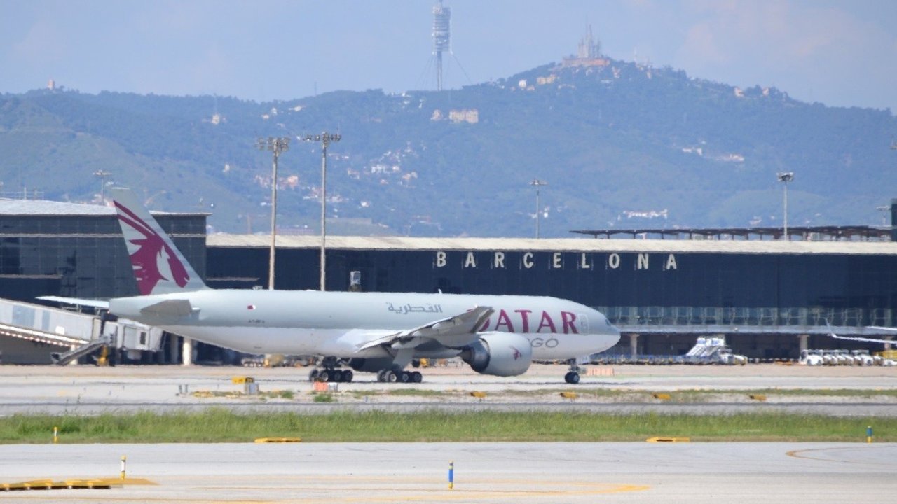 Un avión en el aeropuerto Josep Tarradellas de El Prat-Barcelona.