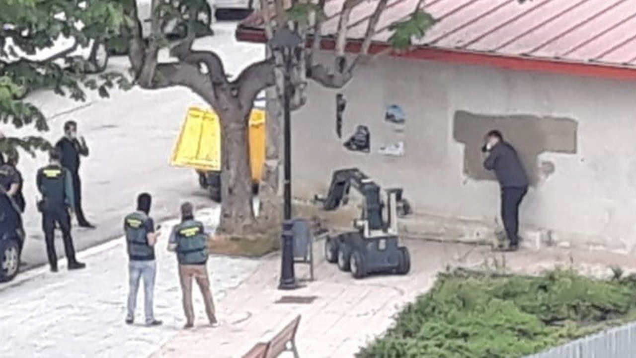 Agentes de la Guardia Civil y el robot desactivador del explosivos en Alsasua.