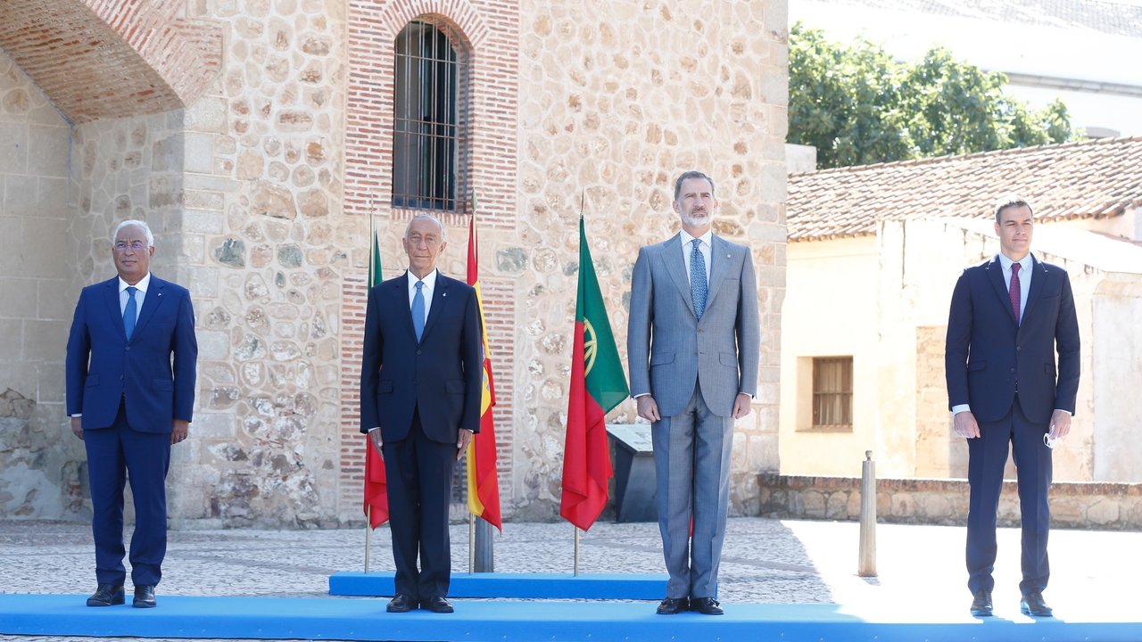 El Rey, el jefe del Gobierno, Pedro Sánchez; el presidente portugués, Marcelo Rebelo de Sousa, y el primer ministro luso, António Costa