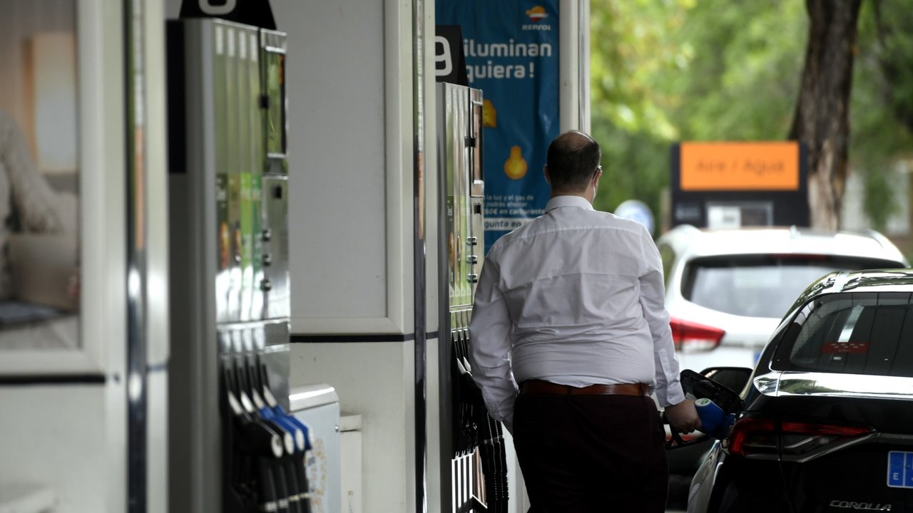 Un hombre echa gasolina a su coche en una gasolinera 