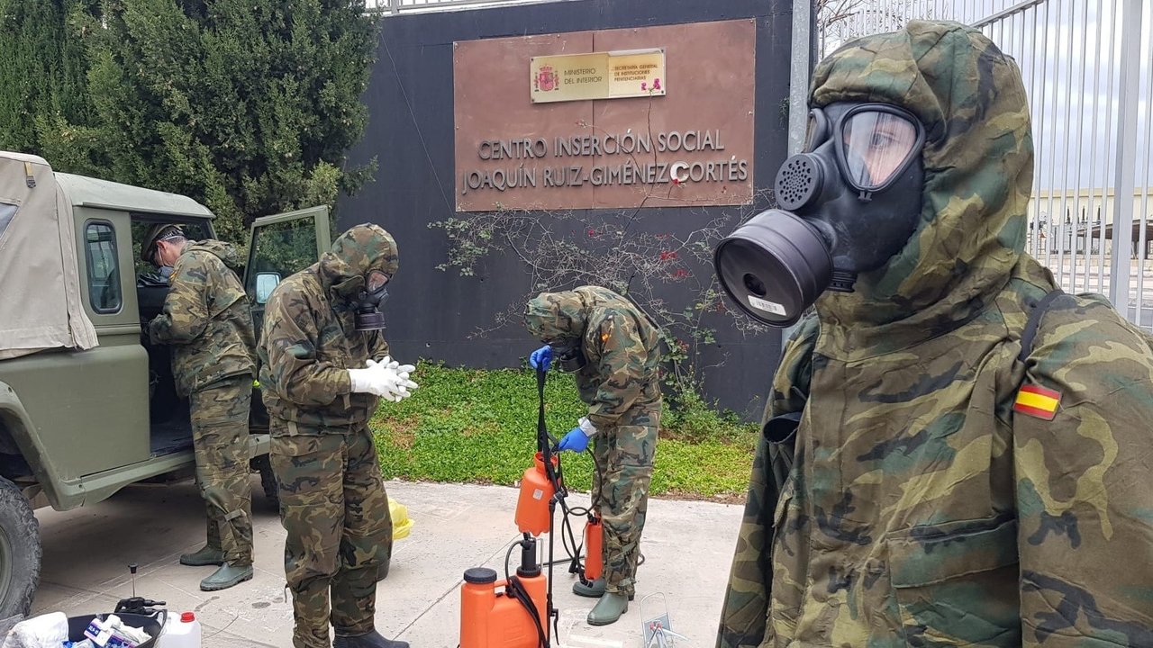 Militares se preparan para desinfectar.