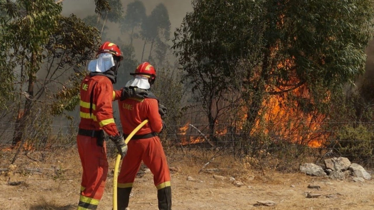 Militares de la UME, en un incendio en Almonaster la Real (Huelva).