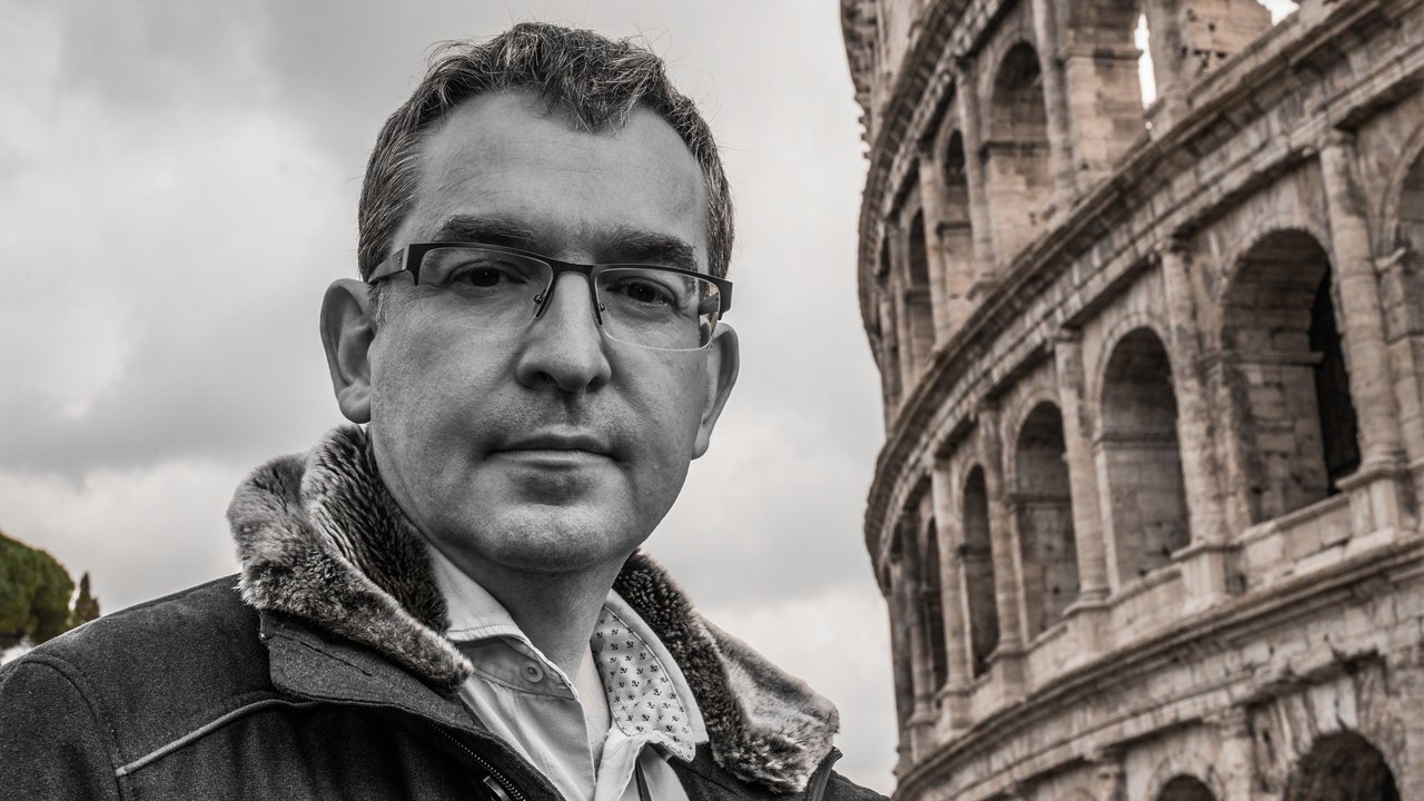 Santiago Posteguillo junto al Coliseo romano. Fotos originales: Carlos Ruiz.