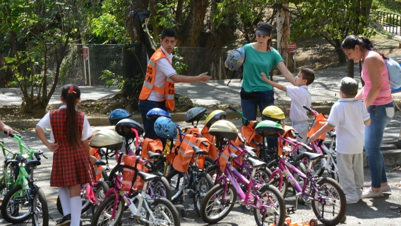 Niños montando en bicicleta