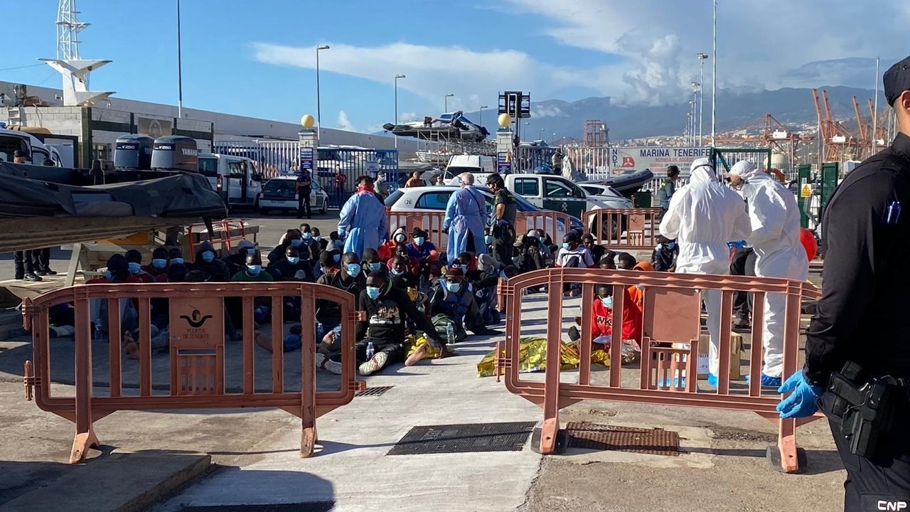 Migrantes atendidos en el puerto de Santa Cruz de Tenerife
