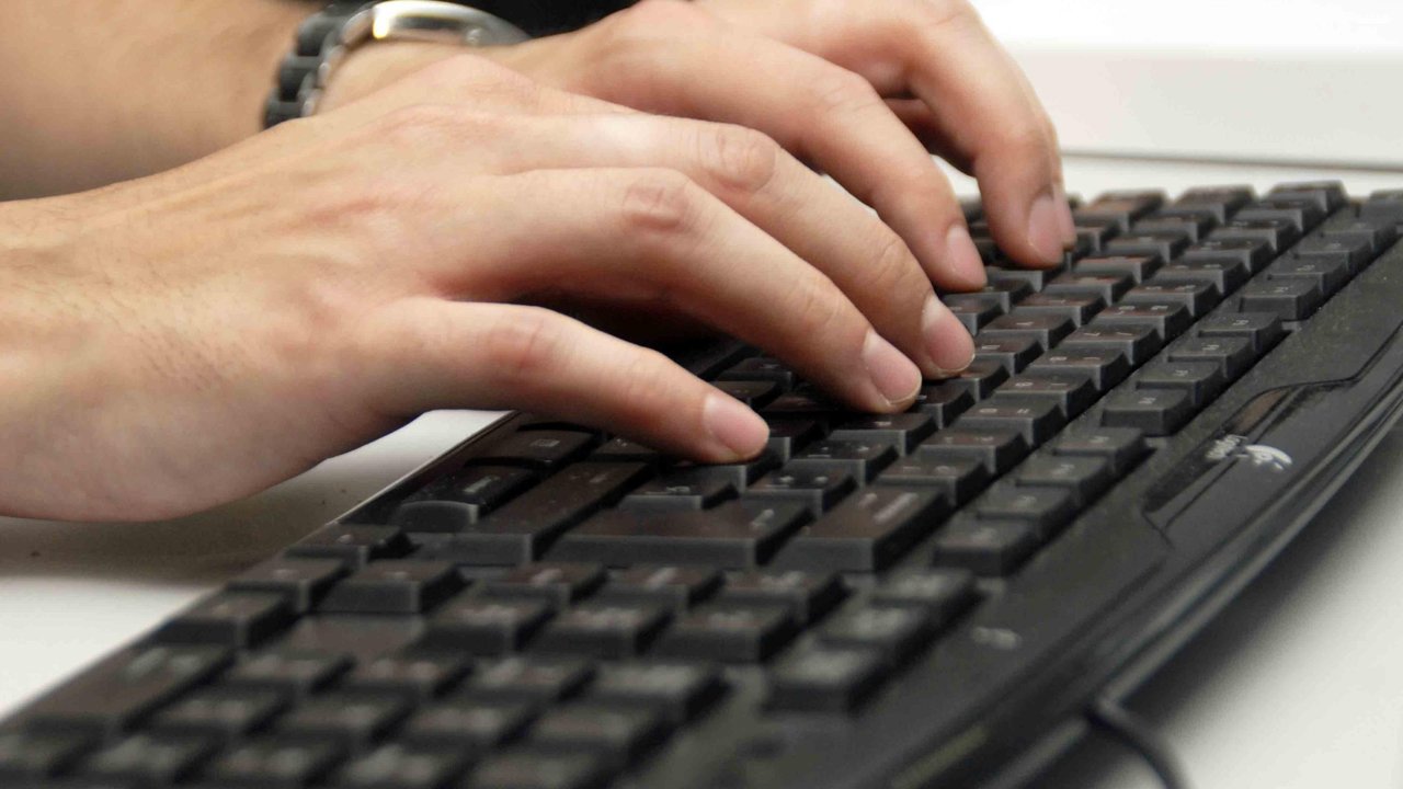 Usuario utilizando un teclado de ordenador