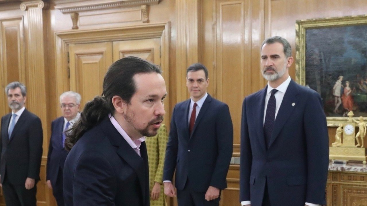 Pablo Iglesias promete su cargo ante Felipe VI y Pedro Sánchez.