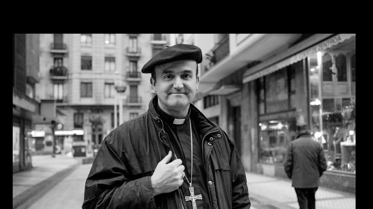 Un obispo con txapela y sin muros. Con la cruz a cuestas, desde 2009 en San Sebastián. Foto: Diario Vasco.