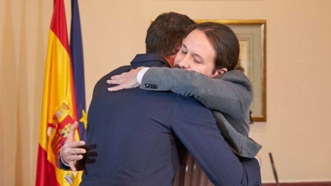 Pablo Iglesias abraza a Pedro Sánchez.