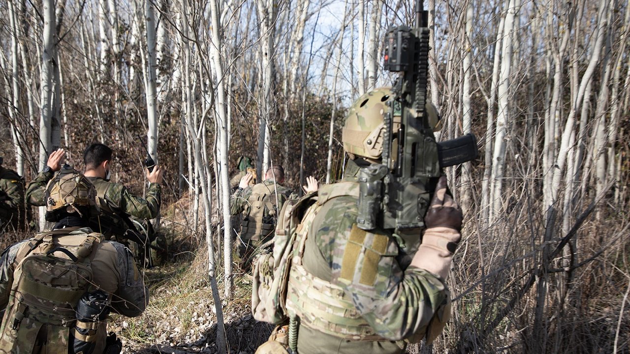 Militares del Mando de Operaciones Especiales, en un ejercicio con las FAMET (Foto: Jesús de los Reyes / Ejército de Tierra).