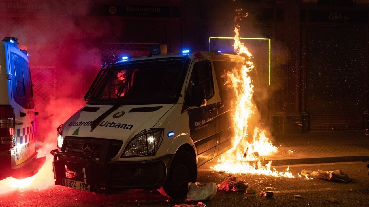 Ataque incendiario contra un furgón de la Guardia Urbana de Barcelona (Foto:Lorena Sopena / Europa Press).