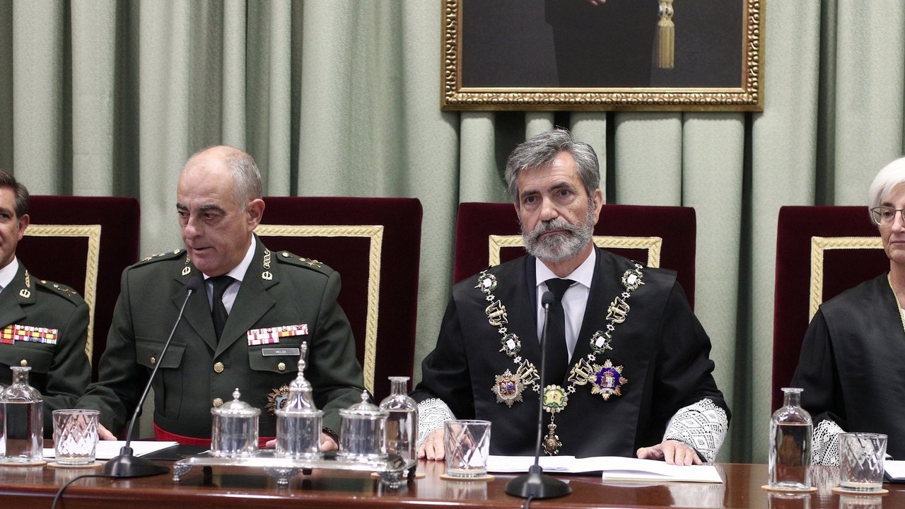 En el centro, Carlos Melón, ex presidente del Tribunal Militar Central, y Carlos Lesmes, presidente del Tribunal Supremo.