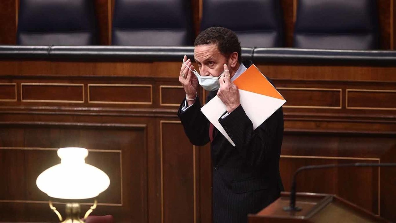 El portavoz nacional de Ciudadanos (Cs), Edmundo Bal, se coloca la mascarilla durante una sesión Plenaria en el Congreso de los Diputados, Madrid, (España), a 18 de marzo de 2021.