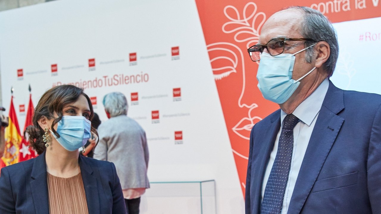 La presidenta de la Comunidad de Madrid, Isabel Díaz Ayuso, junto al candidato socialista, Ángel Gabilondo, en un acto del pasado mes de noviembre (Foto: Jesús Hellín | Europa Press)