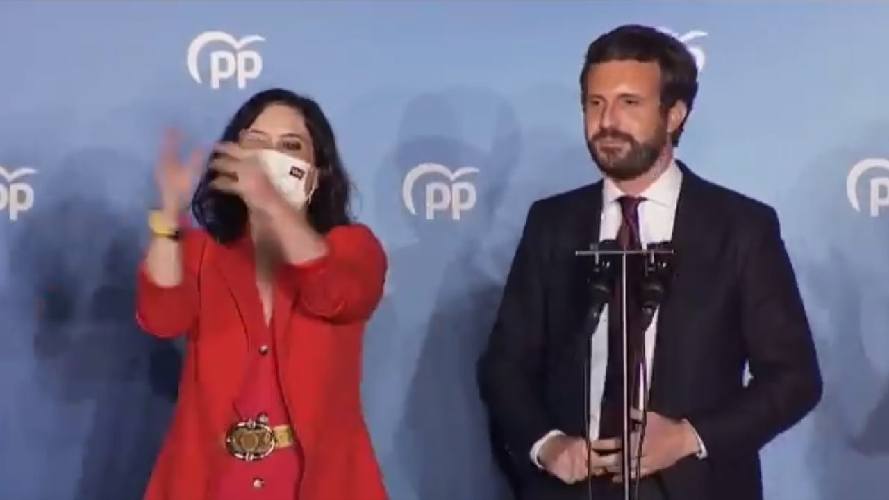 Isabel Díaz Ayuso y Pablo Casado celebran la victoria del Partido Popular.