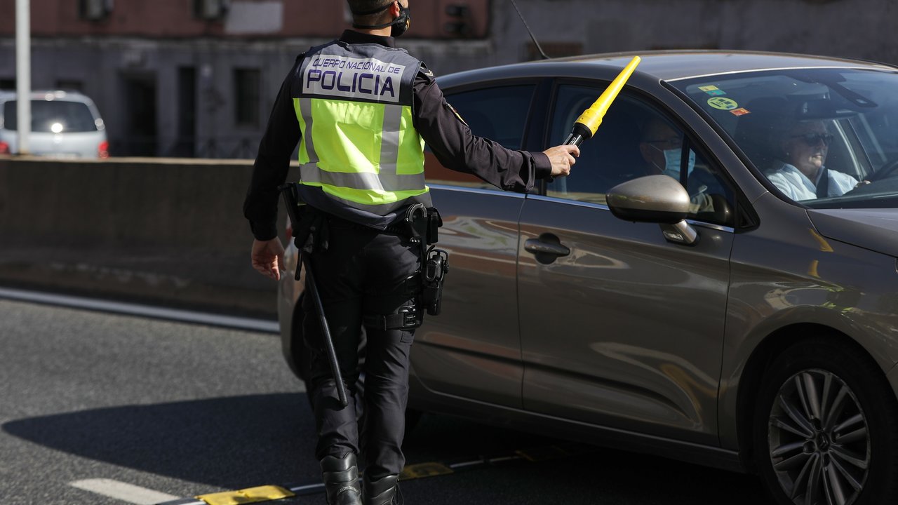 Un agente de Policía Nacional da el alto a un vehículo en un control en la carretera A-5, en Madrid (España), a 9 de octubre de 2020.